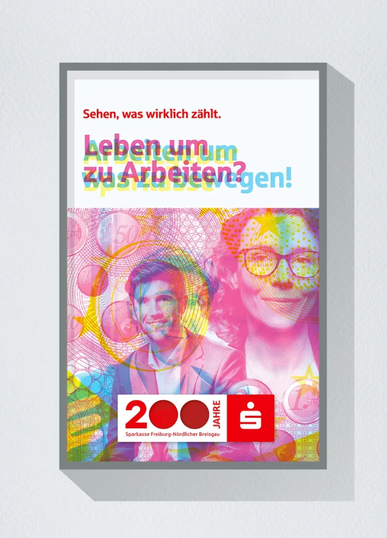 Jubiläumsmotiv zum Thema attraktiver Arbeitgeber im Jubiläumsjahr „Sehen, was wirklich zählt“, das zunächst Geldmotive und Personen mit der Headline „Leben, um zu Arbeiten?“ zeigt und mit dem Rotfilter-Effekt einen glücklich wirkenden Mitarbeitenden im Arbeitsumfeld sichtbar macht, während sich die Headline zu „Arbeiten, um was zu bewegen!“ verändert