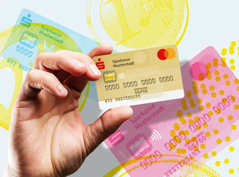 Goldene Sparkassen-Mastercard in einer Hand vor grafischem Hintergrund