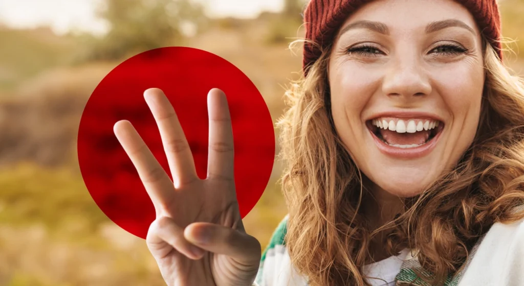 Lachende Frau zeigt drei Finger vor einem roten Kreis als Symbol für 3 % Jubiläumszins der Jubi-Produkte im Jubiläumsjahr.