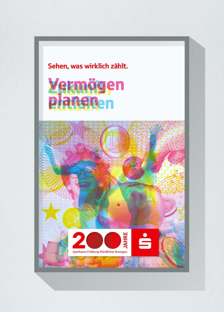 Jubiläumsmotiv zum Thema Vermögensaufbau und Vorsorge im Jubiläumsjahr „Sehen, was wirklich zählt“, das zunächst ein Sparschwein, Geldmünzen und ein Kind zeigt, das ein Sparschwein in den Händen hält, und mit dem Rotfilter-Effekt zwei ältere Personen sichtbar macht, die sich an den Händen halten und gemeinsam springen, während sich die Headline zu „Zukunft entfalten“ verändert