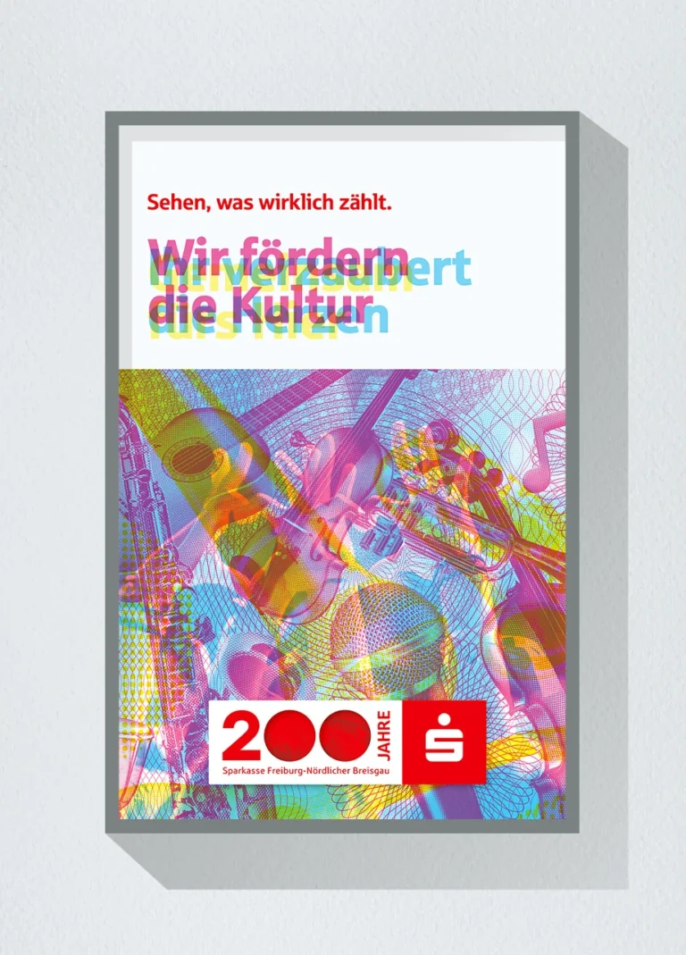 Jubiläumsmotiv zum Thema Kunst- und Kulturförderung im Jubiläumsjahr „Sehen, was wirklich zählt“, das zunächst abstrakte kulturelle Motive wie verschiedene Streich- und Blasinstrumente, ein Mikrofon sowie grafische Elemente zeigt und mit dem Rotfilter-Effekt eine Gruppe von Menschen bei einem Konzert sichtbar macht, die gemeinsam die Arme heben und mit ihren Händen ein Herz formen, während sich die Headline von „Wir fördern die Kultur“ zu „Wir verzaubern die Herzen“ verändert
