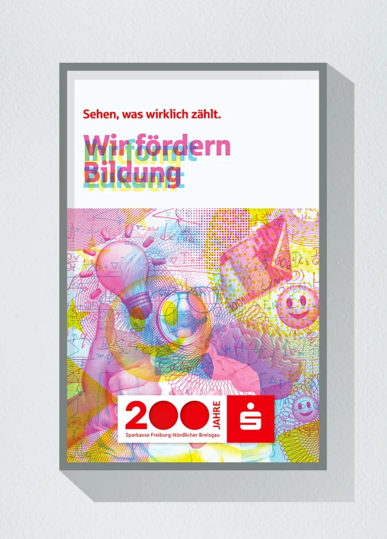 Jubiläumsmotiv zum Thema Bildung und Wissen im Jubiläumsjahr „Sehen, was wirklich zählt“, das zunächst Symbole wie eine Glühbirne, Lernmaterialien und abstrakte Darstellungen von Wissen zeigt und mit dem Rotfilter-Effekt ein lachendes Kind mit Brille sichtbar macht, vor einer Tafel mit Formeln und Zeichnungen, während sich die Headline von „Wir fördern Bildung“ zu „Wir fördern Zukunft“ verändert