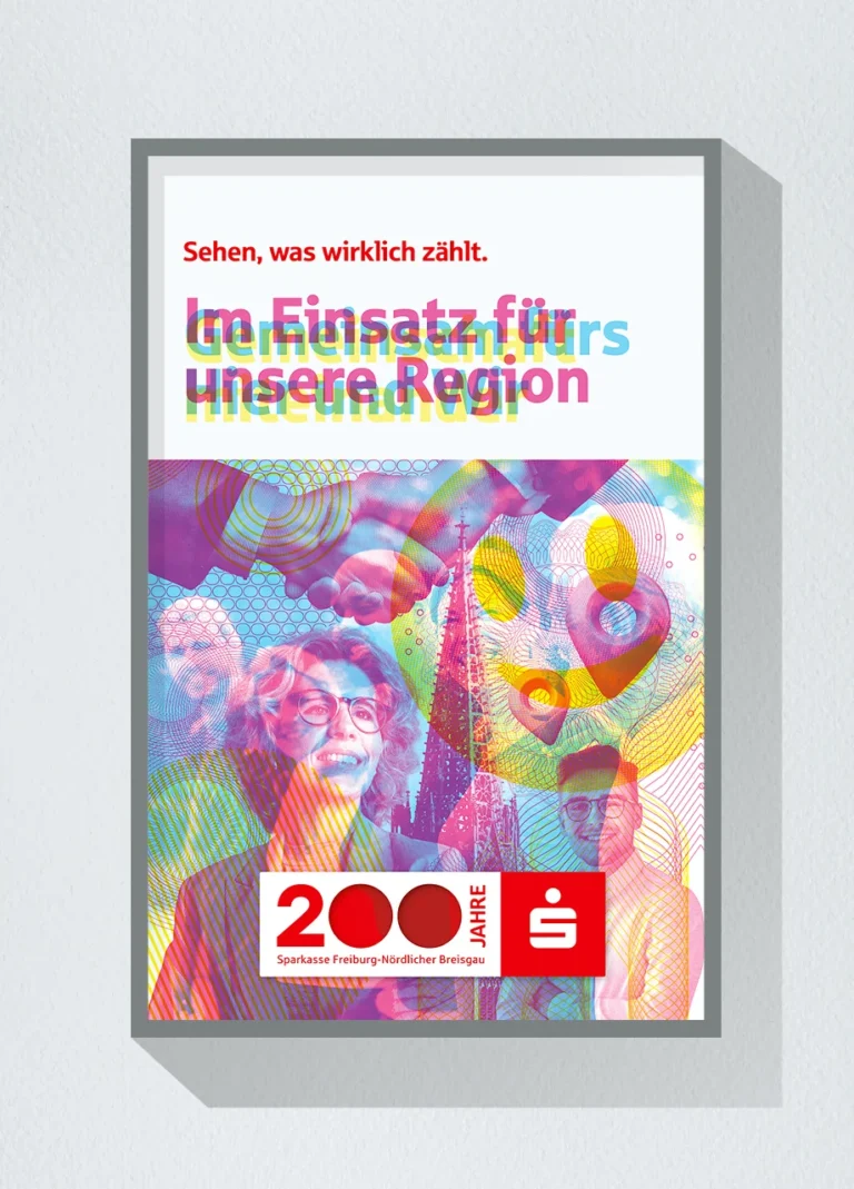 Jubiläumsmotiv zum Thema regionales Engagement im Jubiläumsjahr „Sehen, was wirklich zählt“, das zunächst abstrakte Symbole wie Hände, Markierungen und grafische Elemente sowie ein regionales Wahrzeichen wie das Freiburger Münster zeigt und mit dem Rotfilter-Effekt ein Gruppe sichtbar macht, in dem mehrere Personen nebeneinanderstehen und sich die Arme um die Schultern gelegt haben, als Zeichen von Zusammenhalt in der Region, während sich die Headline von „Im Einsatz für unsere Region“ zu „Gemeinsam fürs Hier und Wir“ verändert