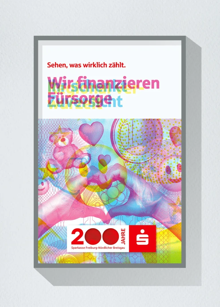 Jubiläumsmotiv zum Thema soziales Engagement im Jubiläumsjahr „Sehen, was wirklich zählt“, das zunächst abstrakte Darstellungen von Händen und Herzen mit der Headline „Wir finanzieren Fürsorge“ zeigt und mit dem Rotfilter-Effekt Menschen in einer unterstützenden Begegnung sichtbar macht, während sich die Headline zu „Wir schenken Zuversicht“ verändert