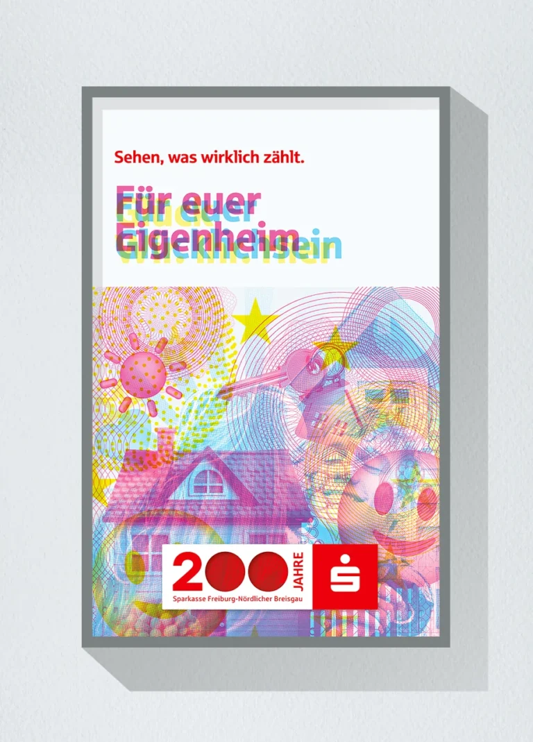 Jubiläumsmotiv zum Thema Eigenheimfinanzierung im Jubiläumsjahr „Sehen, was wirklich zählt“, das zunächst ein Haus mit der Headline „Für euer Eigenheim“ zeigt und mit dem Rotfilter-Effekt ein glückliches Paar vor dem eigenen Zuhause sichtbar macht, während sich die Headline zu „Für euer Glücklichsein“ verändert
